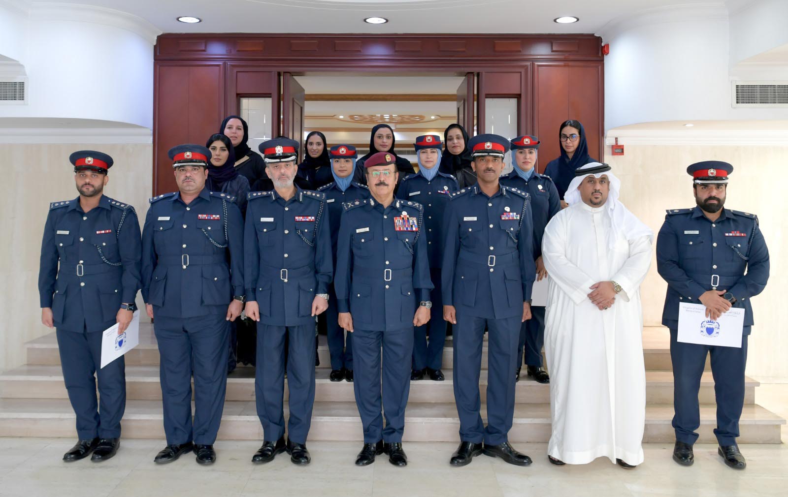 اللواء عبدالله الزايد يكرم المشاركين في الدورة الأولى للقيادة التنفيذية<